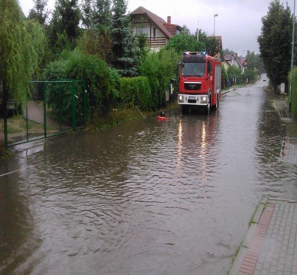 Działania straży polegały na zabezpieczeniu miejsca zdarzenia, odłączeniu akumulatora oraz oświetleniu terenu akcji.
