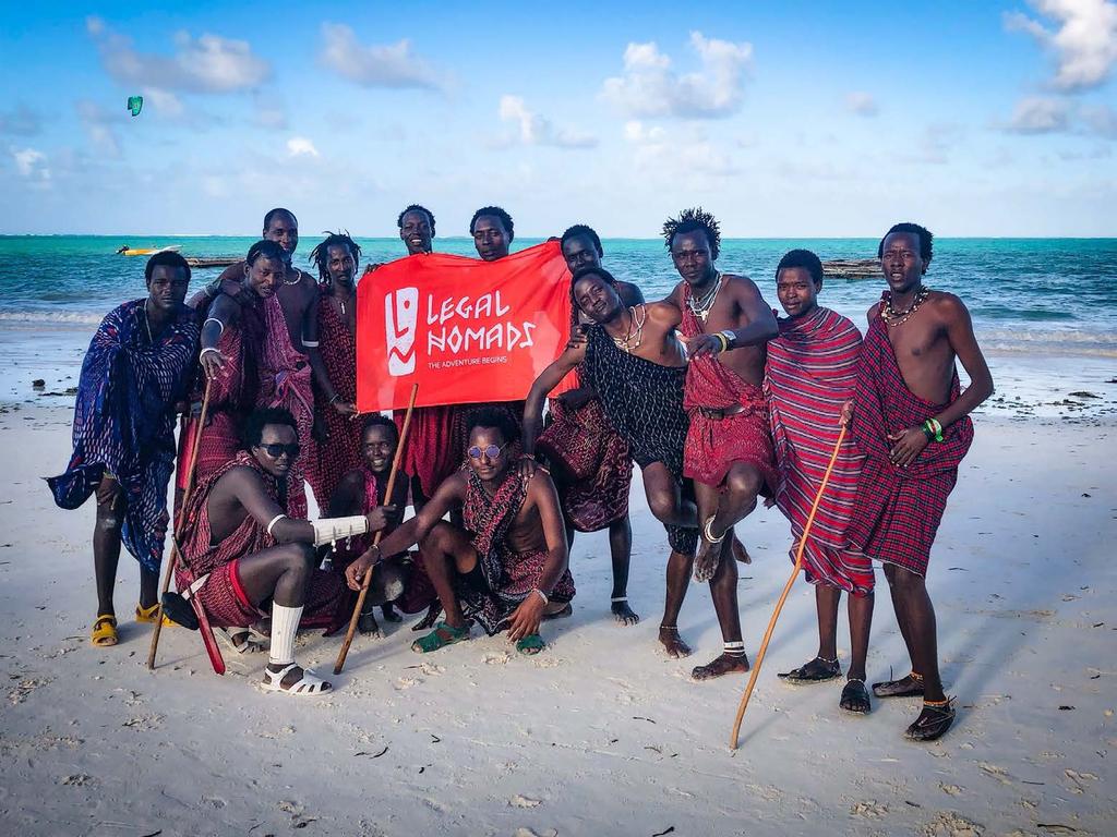 DZIEŃ 1,2 Lecimy do Afryki! Przed nami międzykontynentalny przelot do Tanzanii. Wylot z Warszawy zaplanowaliśmy w godzinach popołudniowych z lądowaniem następnego dnia rano na Zanzibarze.