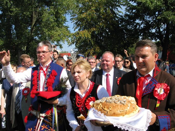 Dożynkowy hołd dla świętokrzyskich rolników 1 4 września 2016 Dożynkowy hołd dla świętokrzyskich rolników Dożynki to czas podziękowań rolnikom za ich trud, refleksja nad niełatwą i często