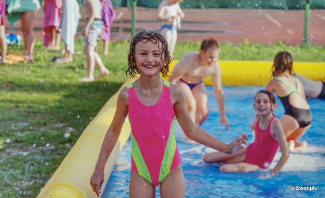 Program rekreacyjny Poza treningami kierunkowymi obozowicze aktywnie spędzą czas, uczestnicząc w zajęciach sportowo-rekreacyjnych. Atrakcje wodne: przejażdżka bananem!