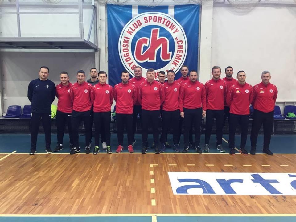 Kadra trenerska Chemik zatrudnia 22 trenerów. Na czele Akademii Piłkarskiej stoi Piotr Gruszka, który posiada najwyższe możliwe uprawnienie trenerskie na świecie UEFA PRO.