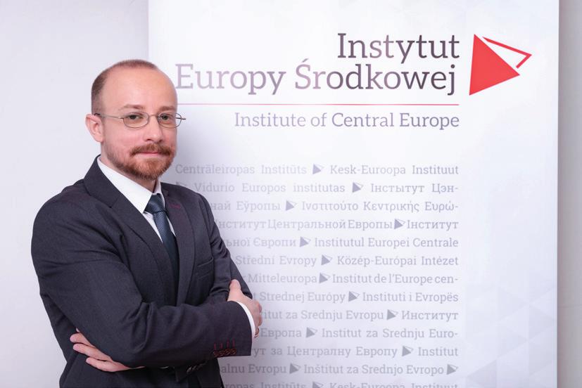 Konrad Pawłowski adiunkt w Zakładzie Stosunków Międzynarodowych Wydziału Politologii Uniwersytetu Marii Curie-Skłodowskiej w Lublinie.
