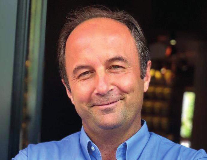 Besnik Vasolli, absolwent Wydziału Ekonomii Uniwersytetu w Prisztinie (1995-2003), uczelni w Austrii i Wielkiej Brytanii (Sheffield University, Executive MBA).
