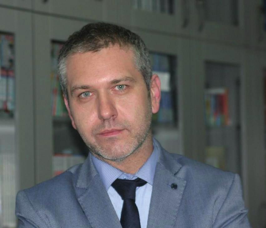 Prof. dr Sanjin Kodrić (Sarajewo, 1978 rok) jest profesorem literatury bośniackiej i teorii literatury w Zakładzie Literatury Narodów Bośni i Hercegowiny, Wydziału Filozofii, Uniwersytetu w Sarajewie.