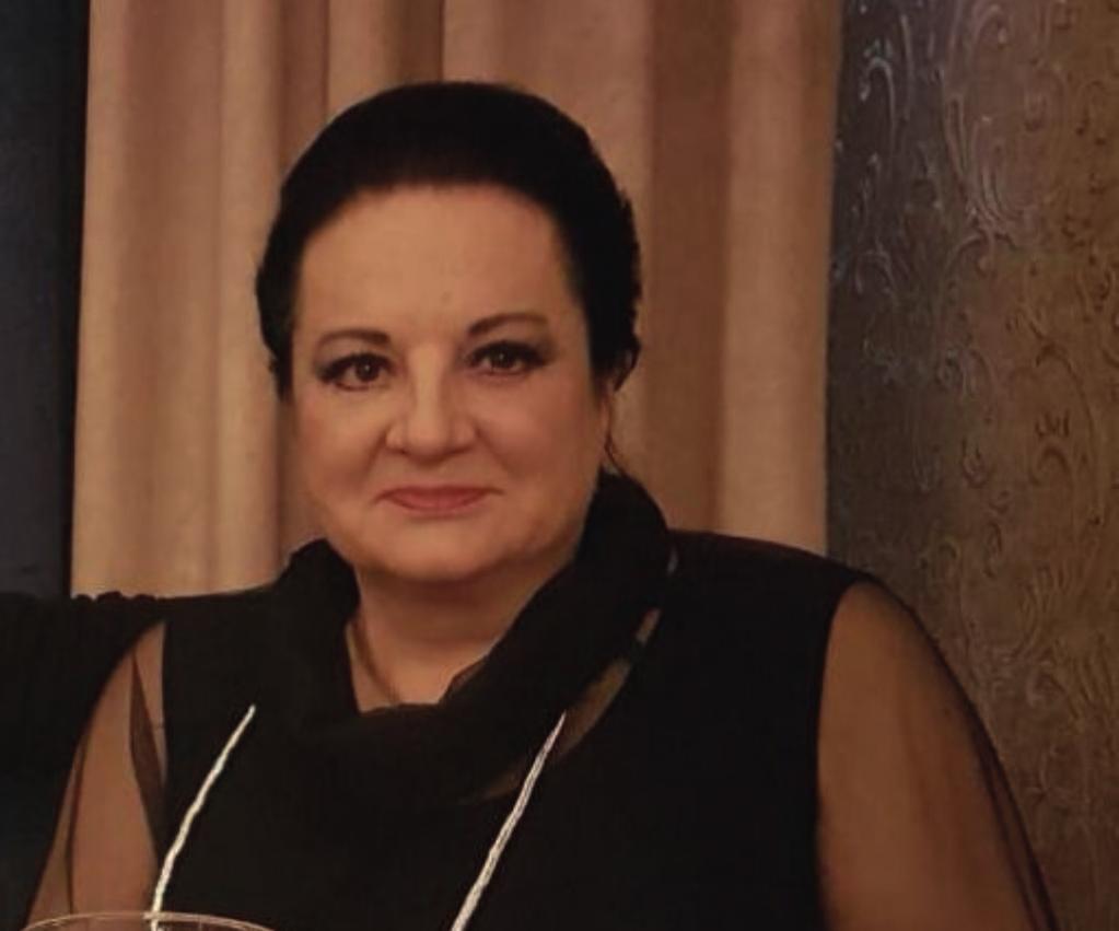 Svetlana Cenić, ekonomistka, urodzona w Sarajewie w1960 roku. Po ukończeniu studiów pracowała w Serbii, Wielkiej Brytanii, następnie w Bośni i Hercegowinie.