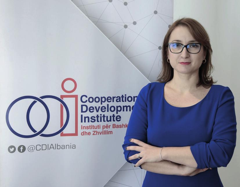 Krisela Hackaj, dyrektorka Instytutu Współpracy i Rozwoju, albańskiego think tanku skupiającego się na badaniach nad regionalnym rozwojem gospodarczym i społecznym.