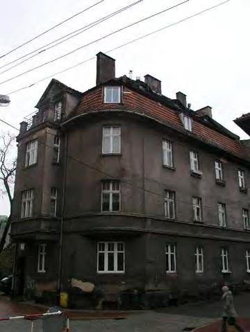 Kamienica mieszkalna ul. Nowe Miasto 1: Budynek zbudowany w 1904 r. dla szewca Wilhelma Zemke w stylu eklektycznym, z neobarokową formą i skromnym secesyjnym detalem.