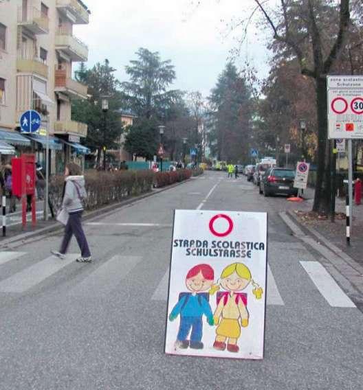 Bolzano Duży ruch przy szkołach zniechęca rodziców do korzystania z roweru lub podróży pieszej w drodze dzieci do szkoły. Rozwiązanie: Zamykanie dróg przy szkołach na 15 min.