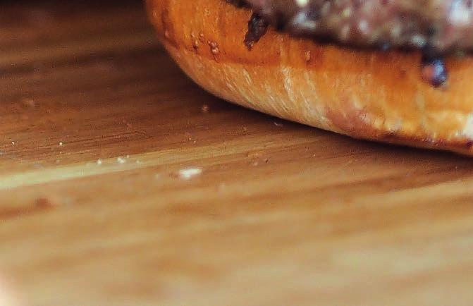 . Dłońmi wymieszaj wołowinę z przyprawami. Postępuj z mięsem delikat im bardziej je wyrobisz, tym będzie twardsze.