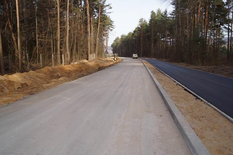 Program rozwoju gminnej i powiatowej infrastruktury drogowej na lata 2016-2019 Rozbudowa ulicy Dobrzączka w Chęcinach (droga gminna nr 000472T) Kwota całkowita: 1 676 490,00 zł Kwota