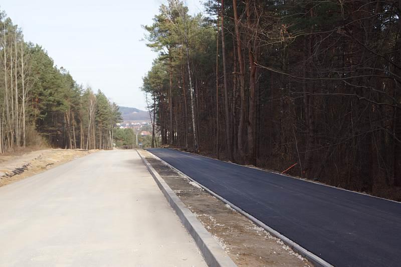 -jedno/obu-stronnych poboczy o łącznej powierzchni 659m2, na odcinku o długości 592 mb i szerokości 1 m, -nawierzchnię chodnika i ścieżki rowerowej o łącznej powierzchni 1764 m2-9 zjazdów o
