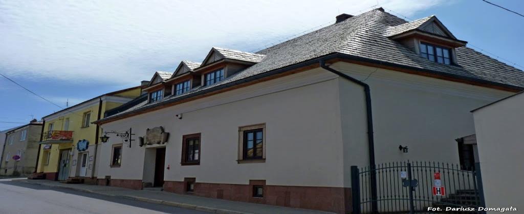 Wśród ważnych kulturalnie obiektów, na chęcińskiej ziemi podziwiać można także Niemczówkę - renesansową kamienicę wybudowaną w 1570 roku.