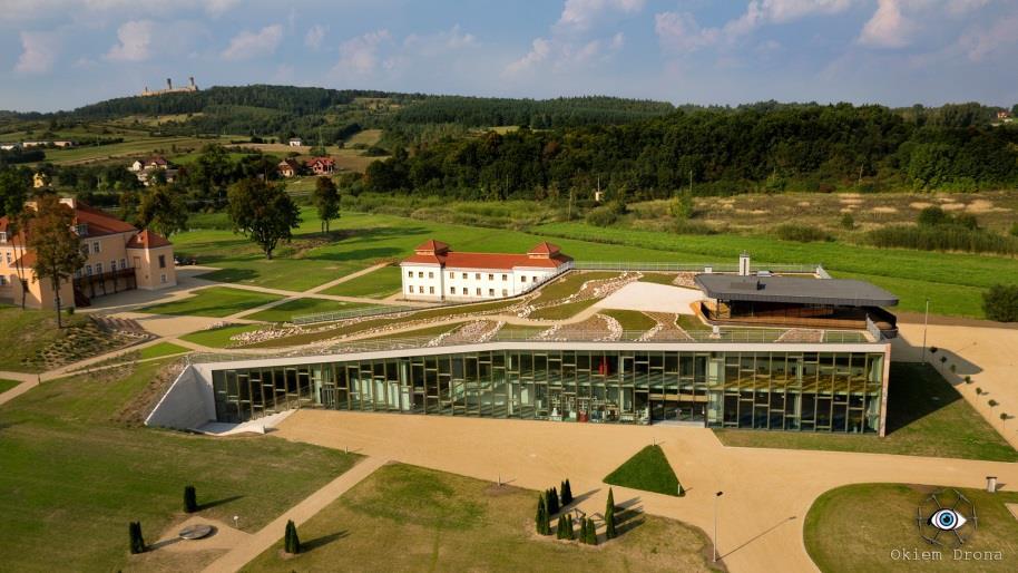 Konferencyjno-Szkoleniowym, Centrum Wiedzy i Rozwoju Biogospodarki oraz Biobankiem Świętokrzyskim.