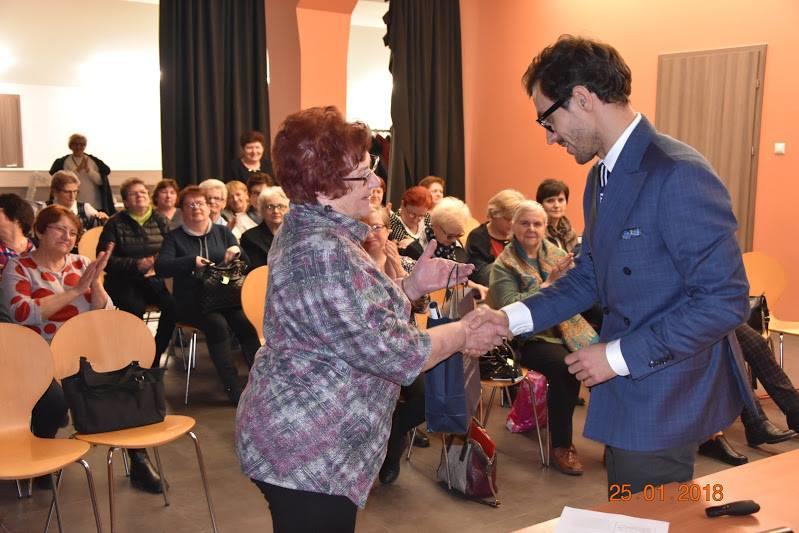 doświadczenia. Z terenu gminy Chęciny ogólnopolskie karty seniora otrzymało blisko 200 seniorów. Karta seniora 10.