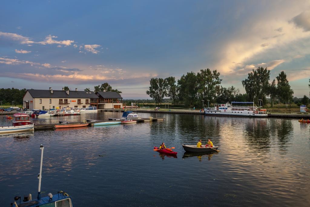 Runowo Krajeńskie to jeden z ciekawszych zakątków Krajny. W 1595 r. Jan Orzelski, ówczesny właściciel Runowa, zbudował tu obszerny renesansowy dwór, otoczony malowniczym parkiem.