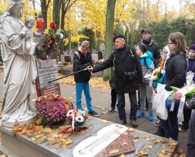 Polaków: pisarzy, poetów, bohaterów narodowych.