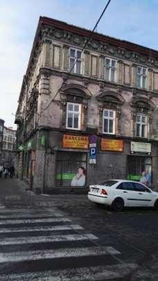 Fot. 4 Ulica Mnisza zabytkowa kamienica w złym stanie technicznym oraz nawierzchnia ulicy. Źródło: Lider Projekt Sp. z o.o. Osiedle Stare Miasto, dość jednolite fizjonomicznie, rozciąga się pomiędzy biegiem Sanu na północy, ul.