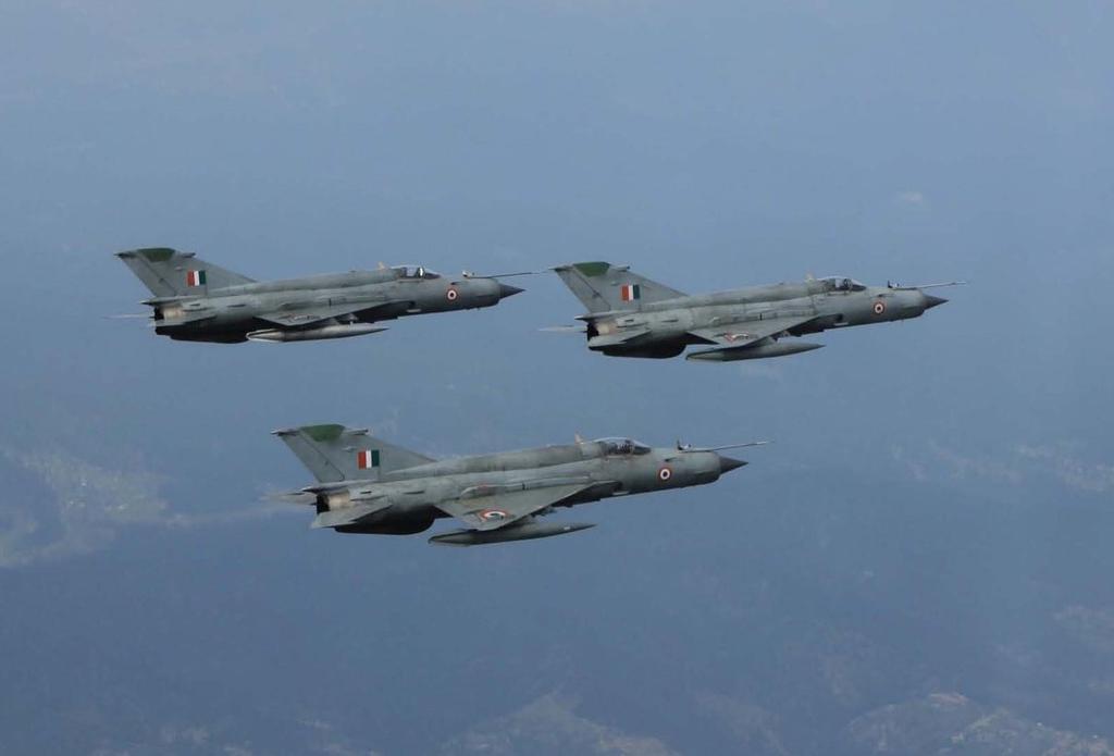 Fot. Indian Air Force Ogólnie można powiedzieć, że potencjał bojowy to ponad 230 Su-30MKI, 63 MiG-29, 49 Mirage 2000H/TH, ok. 250 różnych wersji MiG-21 (w tym wiele zmagazynowanych) oraz ok.