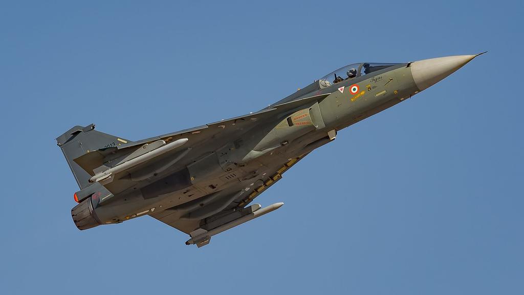 HAL Tejas. Fot. Venkat Mangudi/wikipedia.com/CC BY-SA 2.0 Dużym, obecnie realizowanym programem jest pozyskanie nowego samolotu wielozadaniowego.