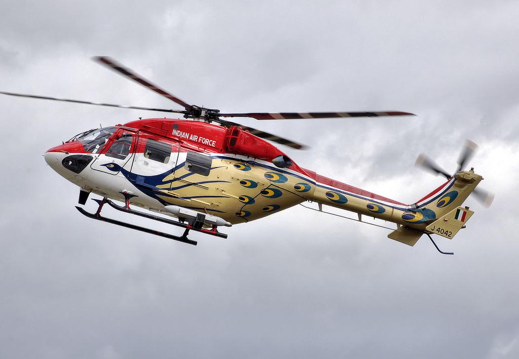 Indyjski śmigłowiec HAL Dhruv. Fot. Arpingstone, domena publiczna Śmigłowce są w Indiach bardzo ważne bo m.in. pozwalają na kontrolę granicy liczącej ponad 15 tys.