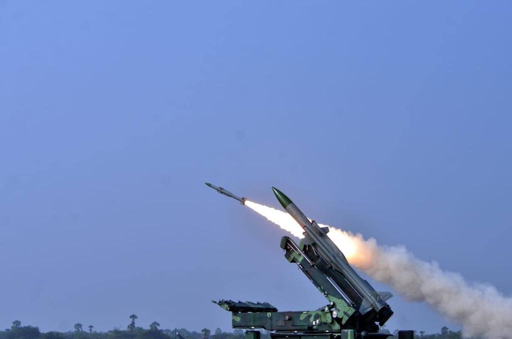Wyrzutnia pocisków Akash. Fot. Indian Air Force Bezzałogowe systemy reprezentują zestawy Searcher II i Heron. Wsparciem dla Sił Powietrznych jest lotnictwo Marynarki Wojennej, które ma na stanie m.in.