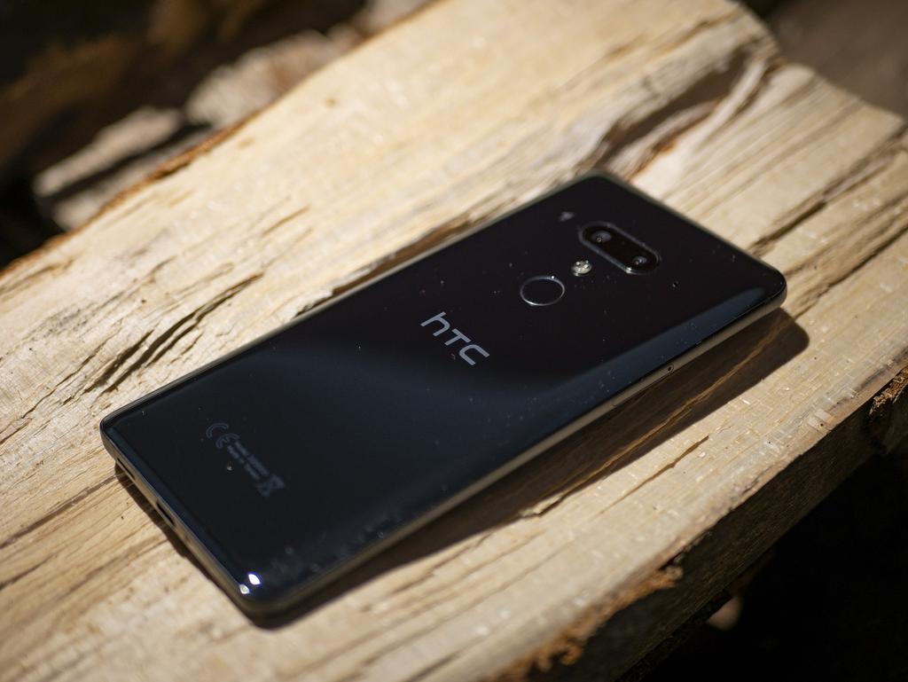 Bateria i akcesoria HTC U12+ ma baterię o pojemności 3500 mah oraz obsługuje Quick Charge 3.0, który według zapewnień producenta ma naładować baterię do połowy w 35 minut.