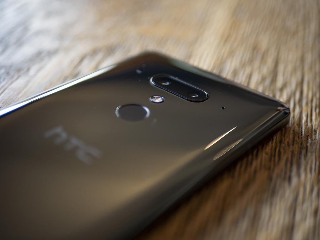 Podsumowanie HTC U12+ rozwija dalej kluczowe koncepcje i idzie w dobrym kierunku. Jakość wykonania jest baz zarzutu, a przejrzysta obudowa to bardzo fajny akcent.