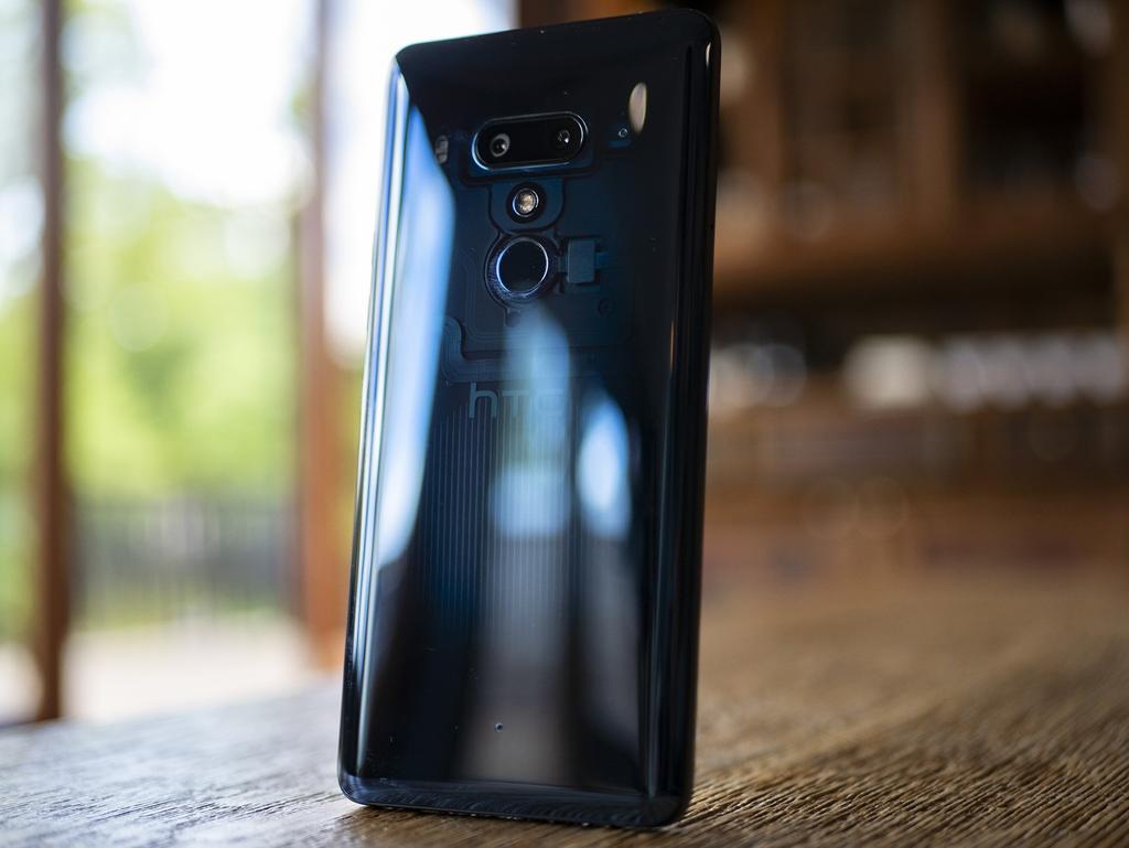 Drugą nowością w HTC Edge Sense 2 jest wykrywanie, że użytkownik trzyma smartfon w ręku.