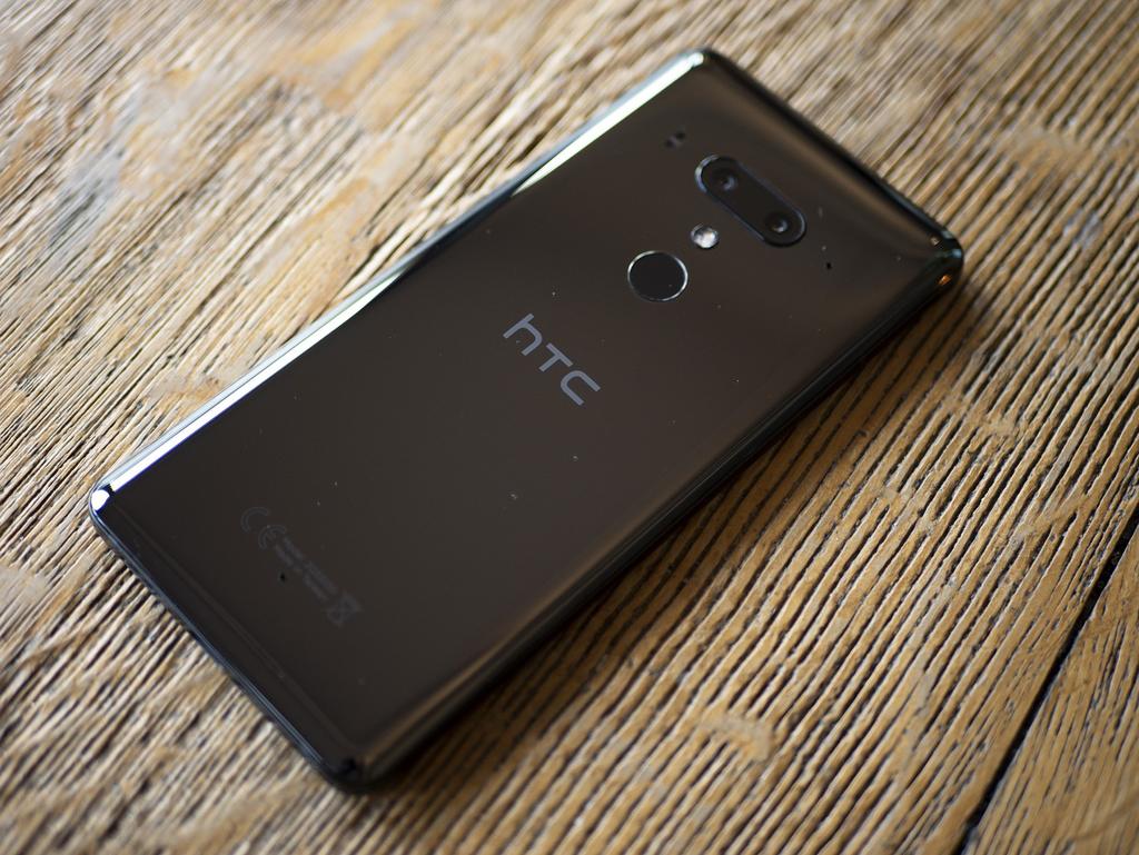 Dwa aparaty z tyłu i dwa aparaty z przodu Z pewnością nie brakuje w HTC aparatów, których znajdziemy w sumie aż cztery. Dwa znajdują się z tyłu.