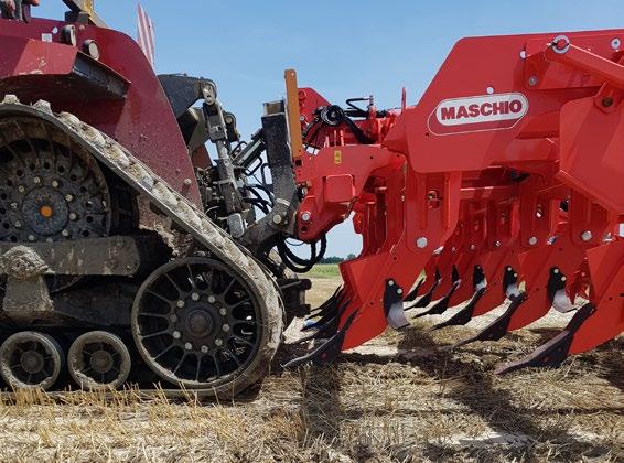 Wyjątkowo wytrzymała konstrukcja pozwala na stosowanie go przy ciągnikach kołowych lub gąsienicowych o dużej mocy. Dzięki 4 cylindrom hydraulicznym ramę można złożyć w kilka sekund.