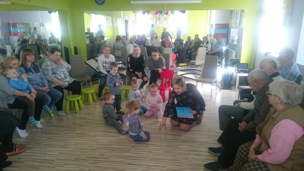 3) Wprowadzenie słownictwa związanego z kolorami poprzez pokazanie kolorowych kartek i nazwanie kolorów (kilkukrotnie powtarzana nazwa polska i angielska).