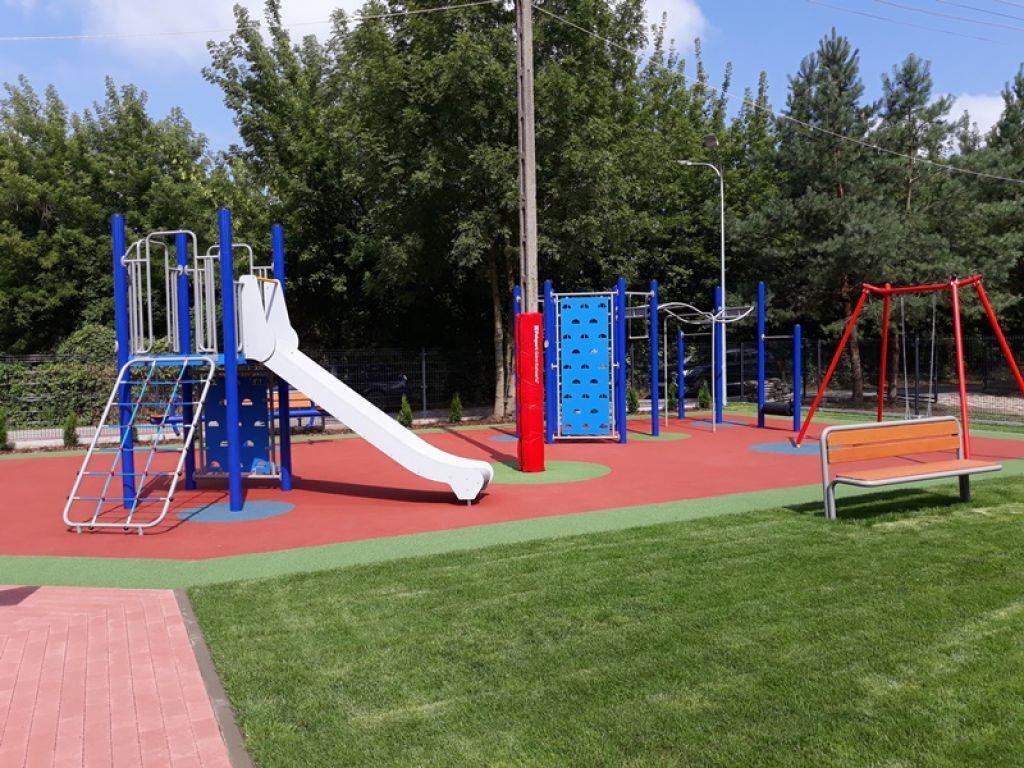 Fot 3. Gminny plac zabaw w Skubiance źródło: UMiG w Serocku W 2018 roku wybudowano nowy plac zabaw w Skubiance.