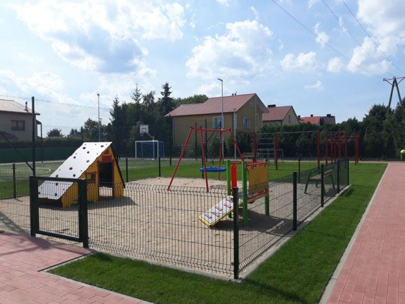 Zamontowano urządzenia placu zabaw (huśtawka, bujaki na sprężynach, zjeżdżalnię, domek Paweł, zestawy Action4kids, drabinkę poziomą, stół do