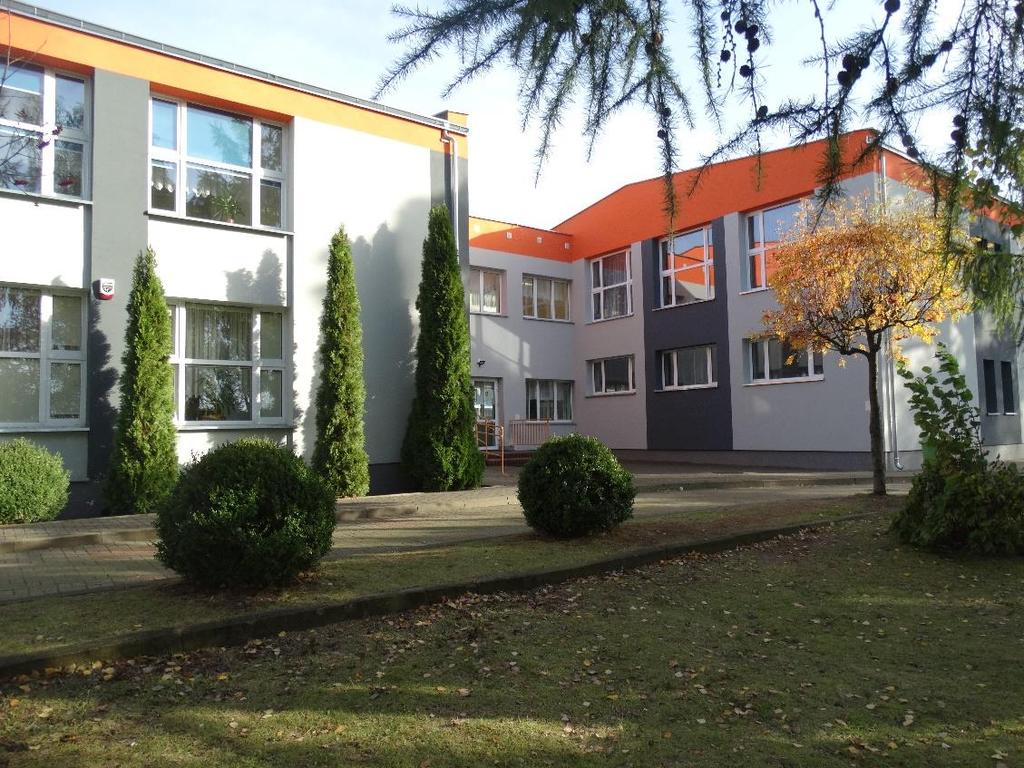 Inwestycje i remonty w szkołach i przedszkolach Środki na inwestycje i remonty zostały przeznaczone przede wszystkim na wykonanie prac podnoszących stan techniczny i funkcjonalny bazy oświatowej.