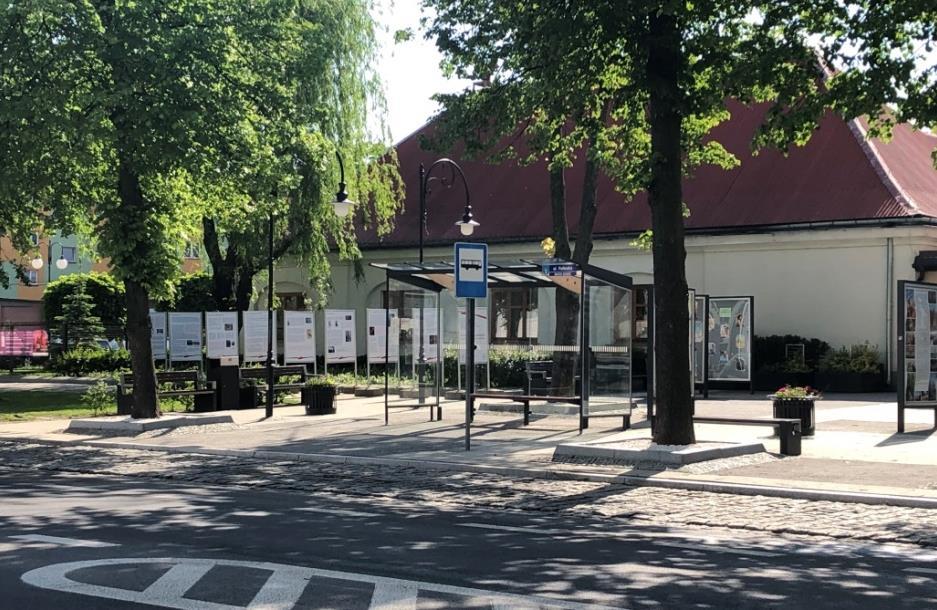 Fot. 8. Przystanek komunikacji miejskiej w Serocku źródło: UMiG Serock Z dniem 3 września 2018 r. na linii Serock Legionowo PKP zwiększono liczbę kursów o 9. Po zmianie składała się ona z 34 kursów.