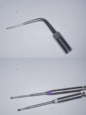 3 which can be used to remove the standard fibre glass inlays. Końcówka ultradźwiękowa Start-X nr 3 oraz wiertła różyczkowe Mounce, które można wykorzystać do usunięcia wkładów z włókna szklanego.