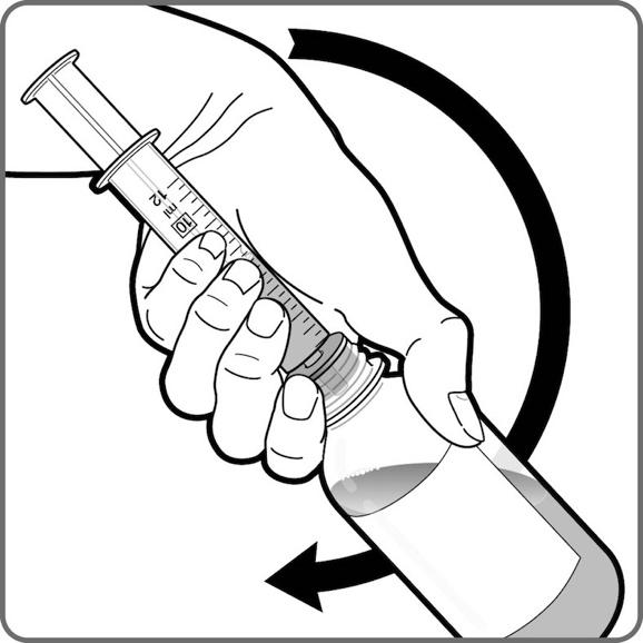 5. Przytrzymując końcówkę strzykawki mocno wciśniętą w butelkę, obrócić butelkę ze strzykawką do góry dnem. 6.