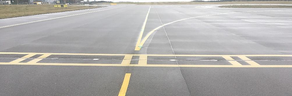 Oznakowanie poziome miejsca oczekiwania przed drogą startową w układzie B.