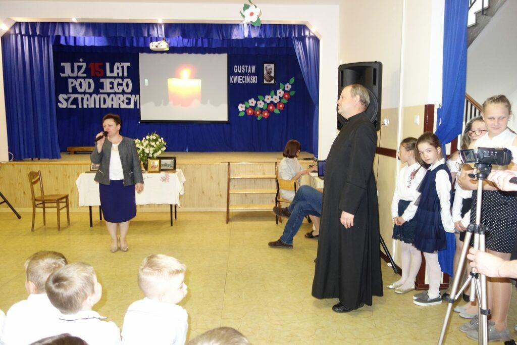 Występ wzbogaciła profesjonalnie wykonana multimedialna prezentacja o patronie szkoły.