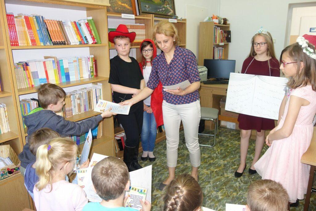 Po krainie czarów i fantazji oprowadził najmłodszych adeptów czytania biblioteczny aktyw uczniów klasy piątej.