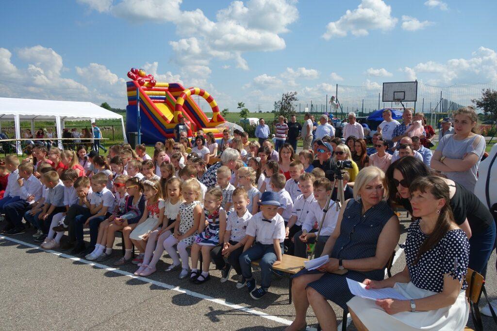 Najmłodsi uczniowie przedstawili wspaniały i wzruszający program, w którym podziękowali mamom i tatom za miłość, opiekę i codzienną troskę.