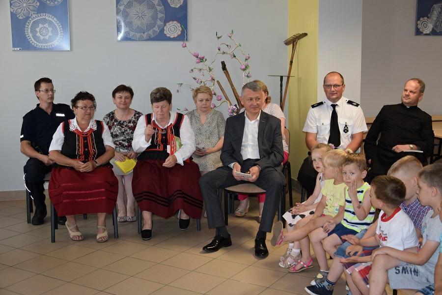 Z tej okazji nasi uczniowie przygotowali wspaniałe przedstawienie, w którym