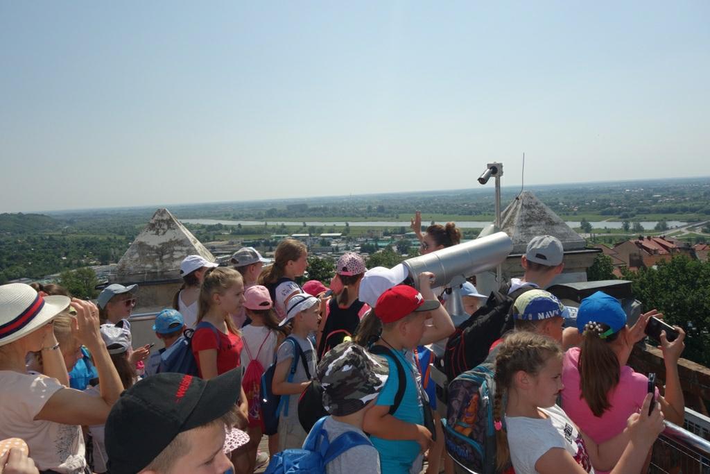 Pierwszą turystyczną atrakcją była Brama Opatowska, z której można było obejrzeć wspaniałą panoramę miasta.