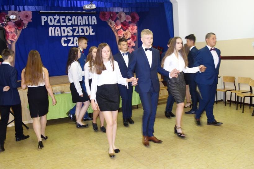 www.polskatimes.pl Polska Times Numer 22 06/2019 Strona 7 Polonez w wykonaniu absolwentów. Przekazanie sztandaru.