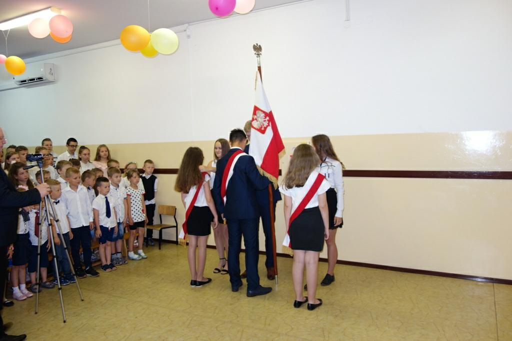 Na uroczystość zakończenia roku szkolnego przybył również ksiądz proboszcz Dariusz Maciejczyk. Całą naszą społeczność serdecznie powitała dyrektor Zofia Siwiec.