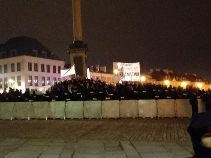 Dla części demonstrantów znakiem rozpoznawczym były białe kwiaty trzymane w dłoniach oraz białe przypinki Obywatele RP.