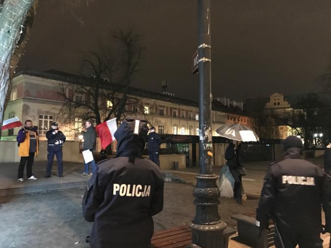 Zabezpieczenie zgromadzenia W bezpośrednim otoczeniu Kolumny Zygmunta znajdowało się ok. 100 funkcjonariuszy policji. Na ww.