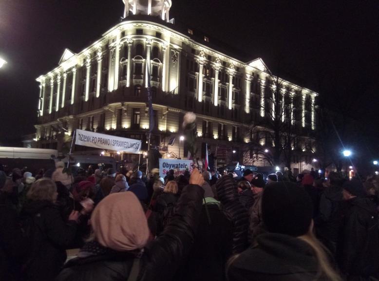 21:30 na ul. Bednarskiej zgromadzeni rozeszli się, po otrzymaniu informacji o wypuszczeniu 6 zatrzymanych. Zdjęcie: uczestnicy zgromadzenia OSA, widok na hotel Bristol, godz.
