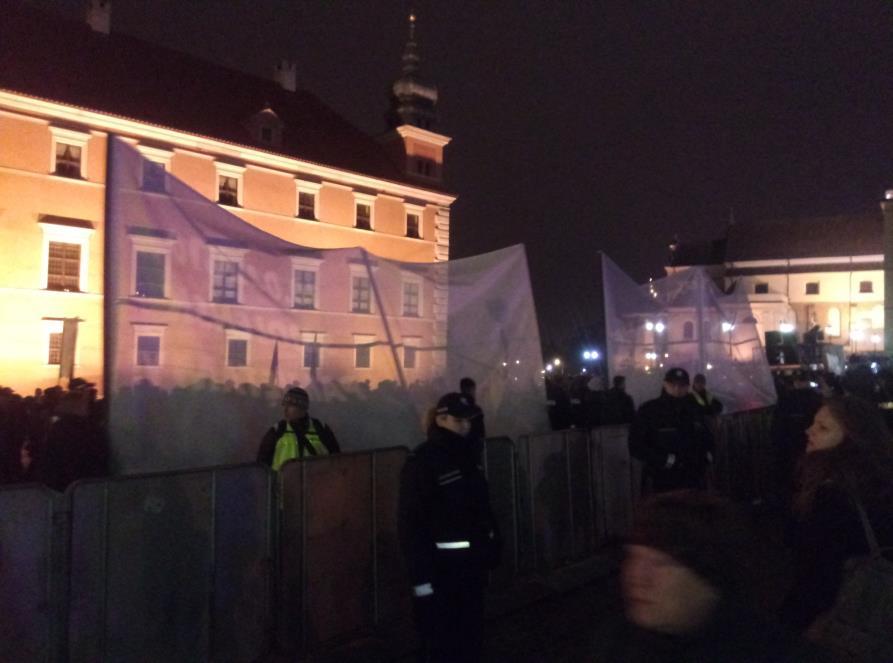i transparenty z napisami Prezydencie, byłeś, jesteś, będziesz naszym bohaterem ; Lębork ; Gazeta Polska ; Towarzystwo Patriotów Polskich ; Bóg, honor, ojczyzna ; Brońcie krzyża od Bałtyku do