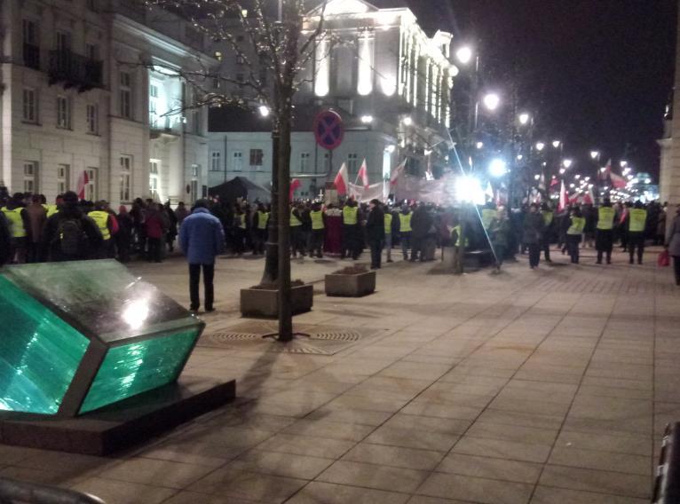 Zdjęcie: tyły zgromadzenia cyklicznego przy kościele Wniebowzięcia NMP, godz.